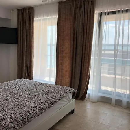 By The 15 Διαμέρισμα Mamaia